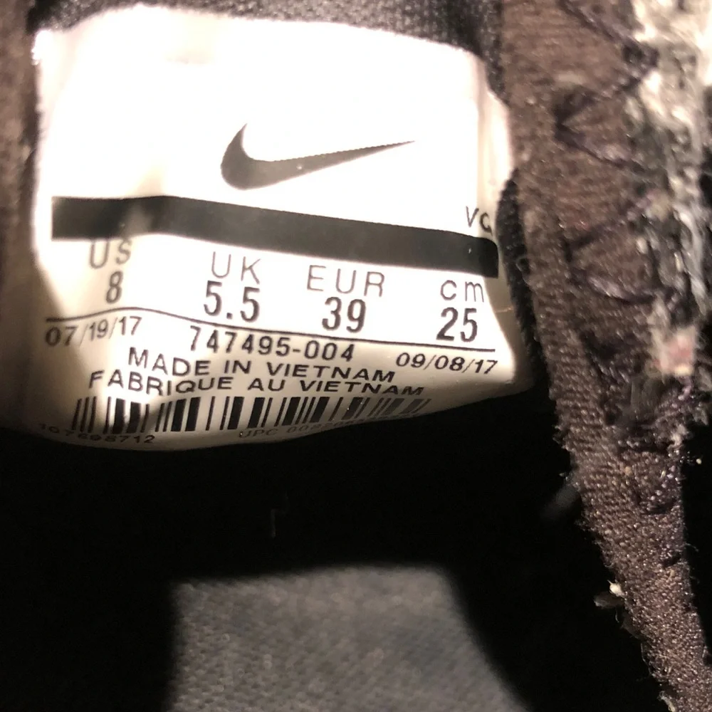 Nike Gray and Black Athletic Shoes - Picture 8 of 15
